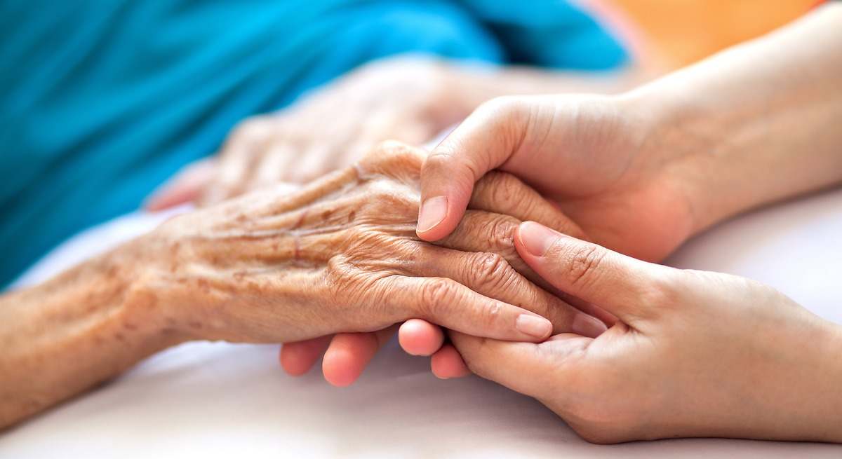 agresiones, apatía y problemas de sueño complican la atención a la demencia en los hospitales