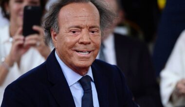 Las 2 víctimas que denuncian a Julio Iglesias por trata y agresión sexual siguen trabajando para él