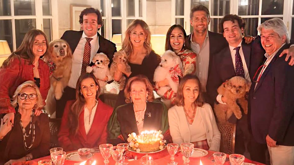El posado familiar de Tamara Falcó junto a Isabel Preysler, Iñigo Onieva, Ana Boyer y Fernando Verdasco (y no son los únicos)