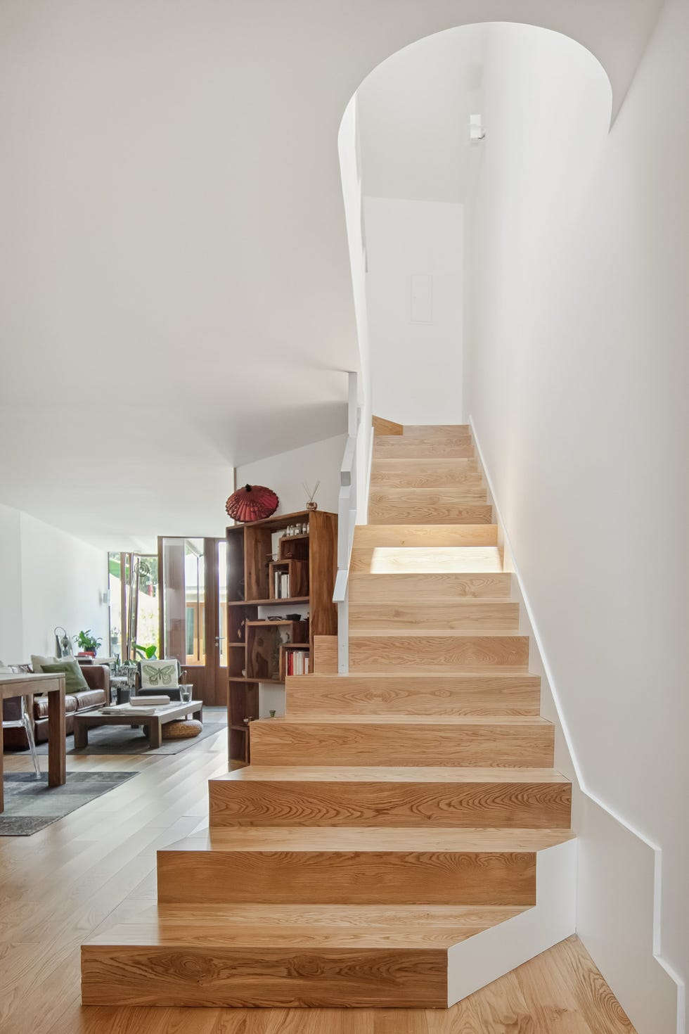 solar estrecho alargado casa dos volumenes patio interior anexo con cúpula