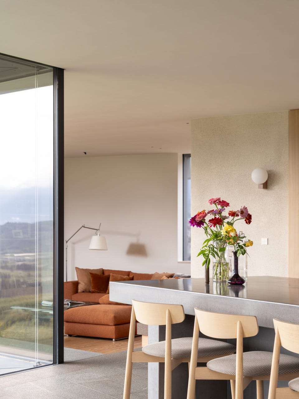 “El corazón del proyecto rinde homenaje a la casa como lugar de hospitalidad”, explica el estudio a cargo de esta casa en el campo corazon proyecto homenaje casa hospitalidad estudio cargo casa campo