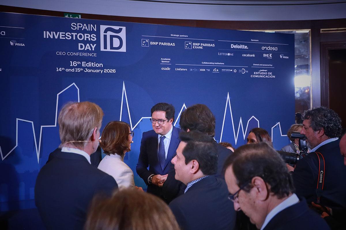 El ministro para la Transformación Digital y de la Función Pública, Óscar López, conversa con los asistentes al foro 