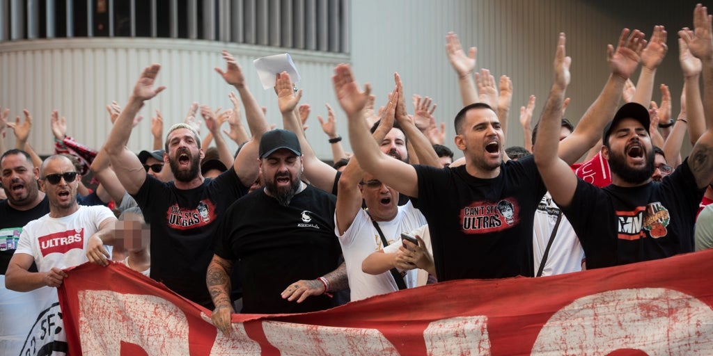 Los ultras del Sevilla anuncian una huelga de animación para el partido ante el Levante y agrandan su brecha con el consejo