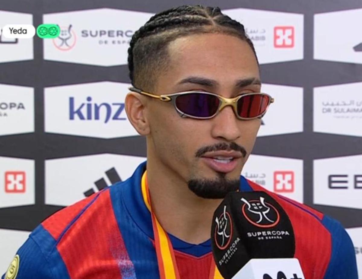 Raphinha con sus gafas Oakley tras la final de la Supercopa.