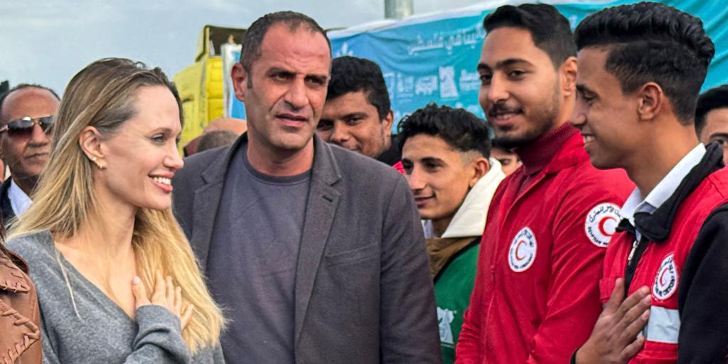 Angelina Jolie visita el paso de Rafah para expresar su apoyo a la población de Gaza