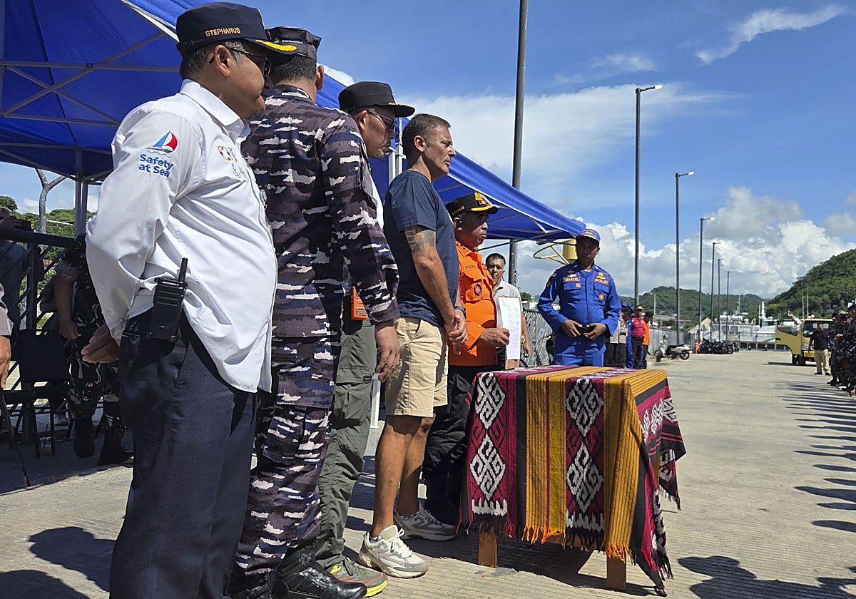 Javier, padre de tres de los niños que naufragaron en Indonesia: «Mi corazón está roto por mi hijo que se queda en el mar»