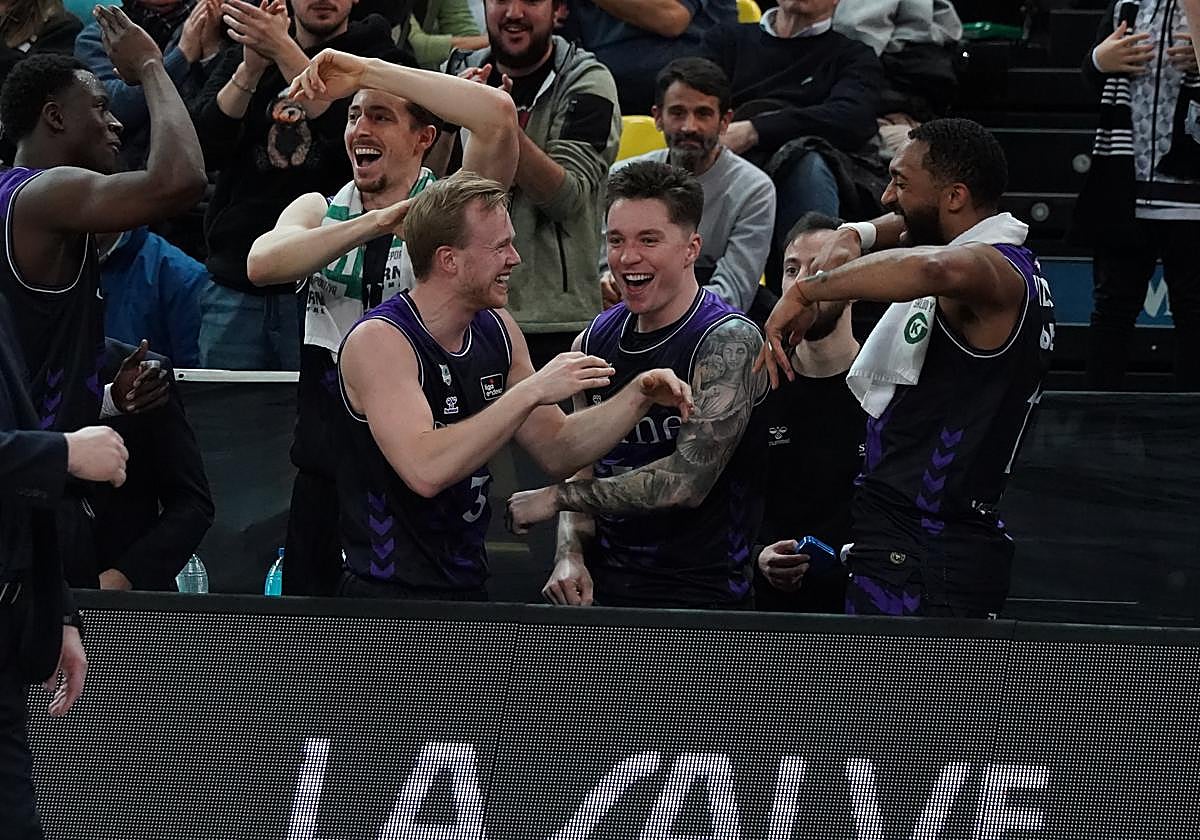 Dos cañones al unísono desde el perímetro