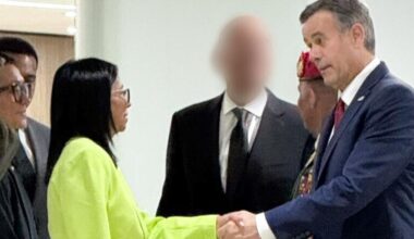 Trump envió al jefe de la CIA a hablar con la presidenta de Venezuela el mismo día que recibía a la opositora María Corina Machado