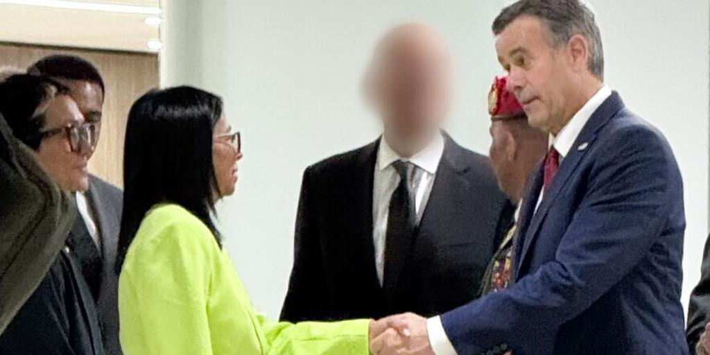 Trump envió al jefe de la CIA a hablar con la presidenta de Venezuela el mismo día que recibía a la opositora María Corina Machado