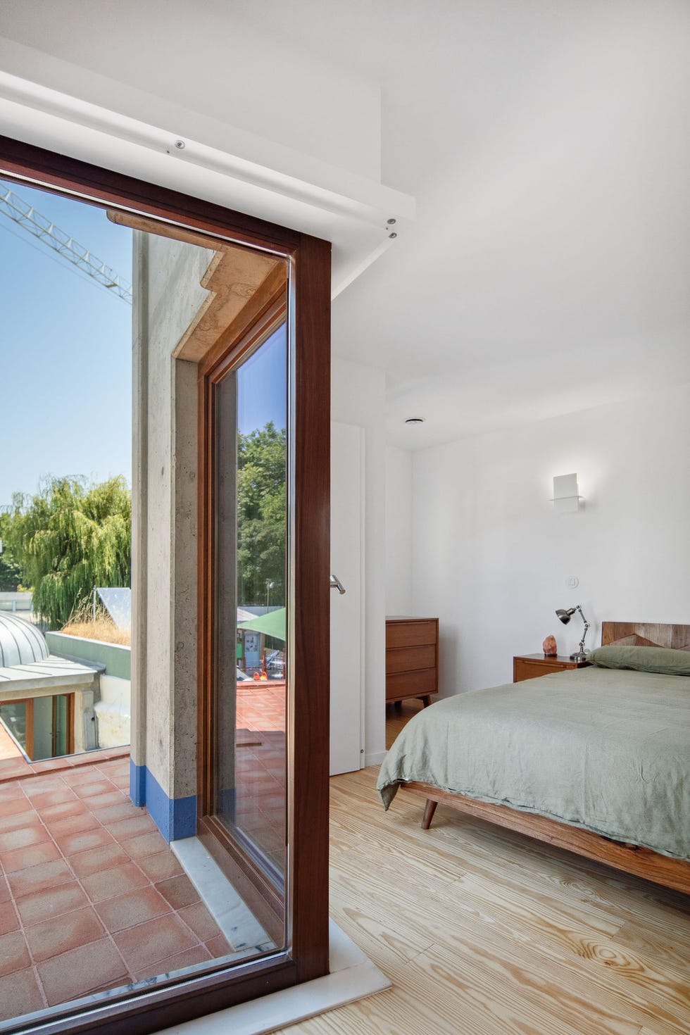 solar estrecho alargado casa dos volumenes patio interior anexo con cúpula