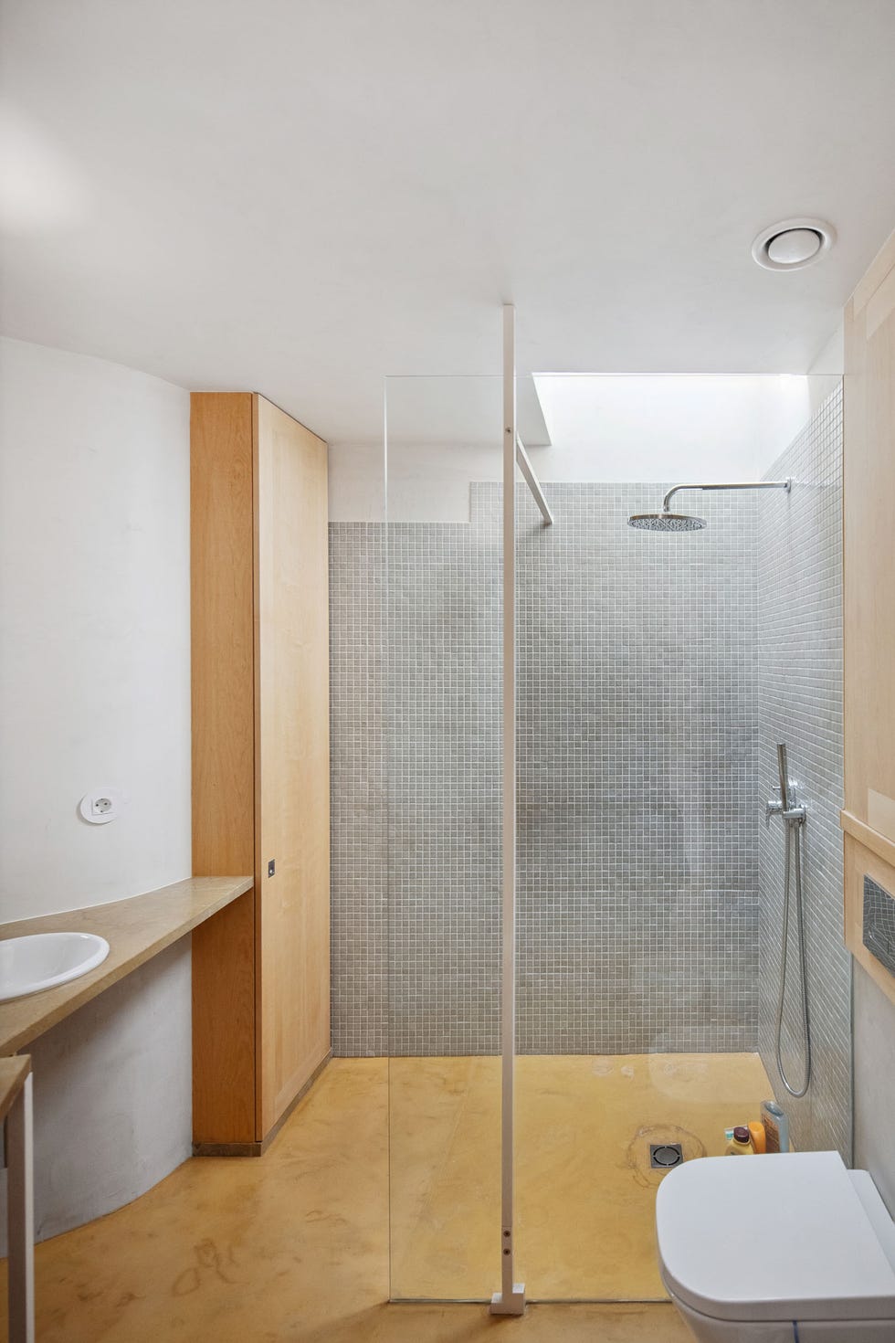 solar estrecho alargado casa dos volumenes patio interior anexo con cúpula