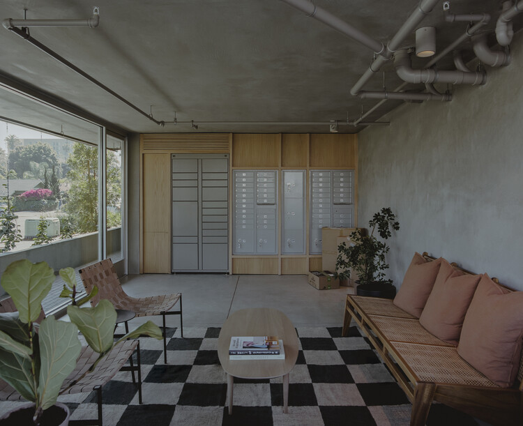 Vivienda Colectiva Fora / Jeff Svitak - Fotografía interior, Sala de estar, Madera, Sillas