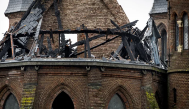 Accidentes con fuegos artificiales matan a dos en Países Bajos, un incendio destruye una iglesia histórica en Ámsterdam