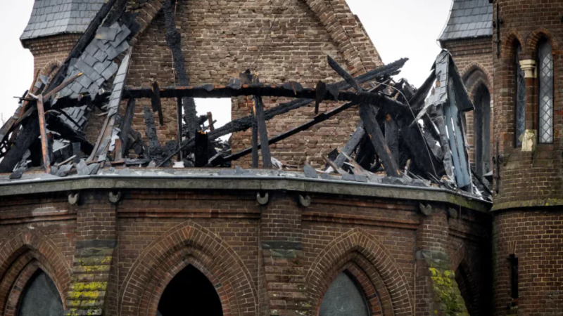 Accidentes con fuegos artificiales matan a dos en Países Bajos, un incendio destruye una iglesia histórica en Ámsterdam