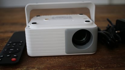 Proyector portátil en una mesa de madera.
