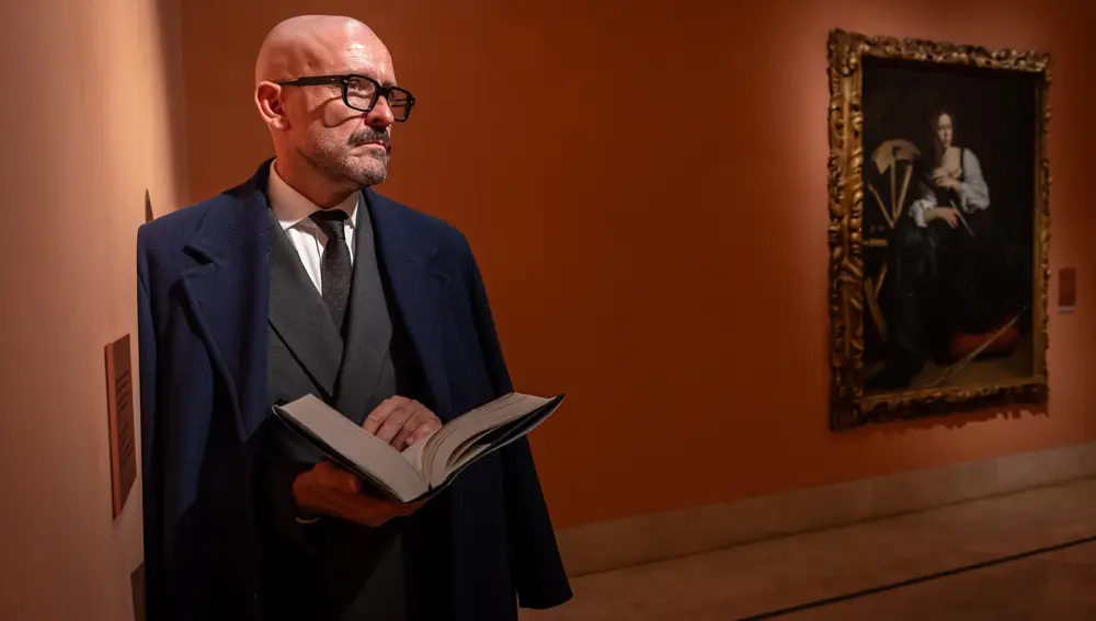 Jaime De los Santos delante de la Santa Barbara de Caravaggio @ Gonzalo Pérez 