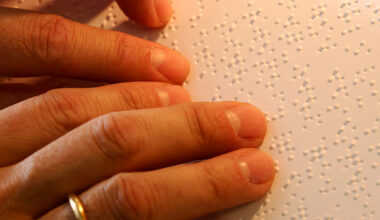 Detalle de unas manos leyendo braille