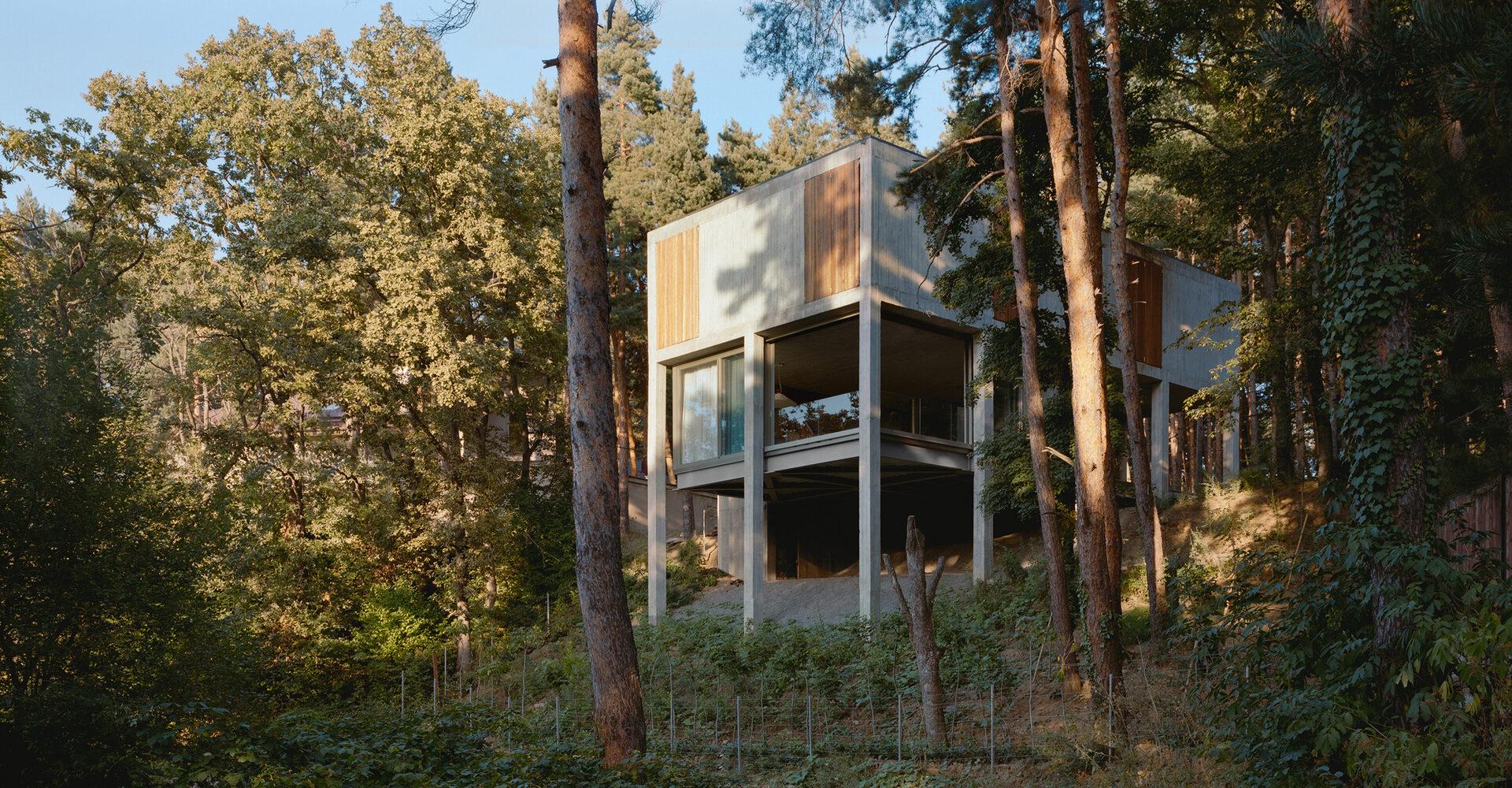 Casa aislada en Tskneti / Wunderwerk