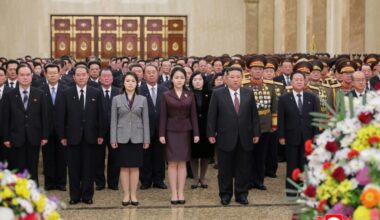 La hija del líder norcoreano Kim Jong Un visita un simbólico mausoleo en Pyongyang