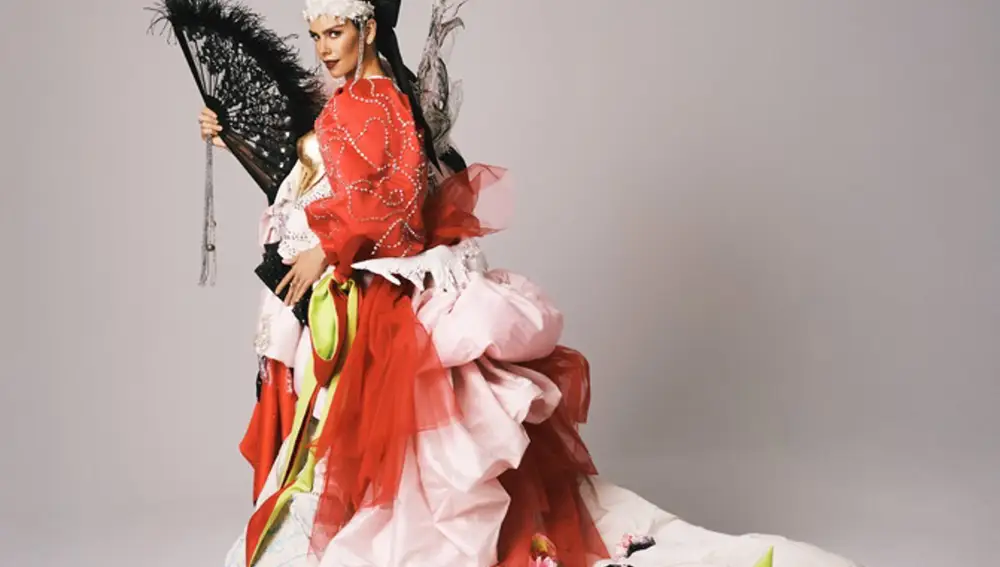 Cristina Pedroche responde a la polémica y "da la espalda" a las críticas por su vestido de las Campanadas