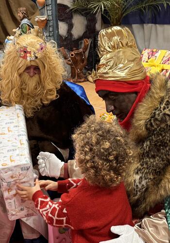 Los Reyes Magos visitan la Asociación de Vecinos Al-Ándalus