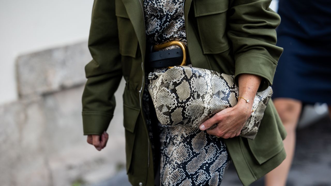 Cómo combinar el estampado de serpiente
