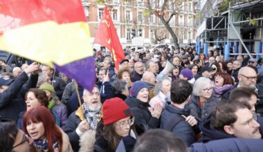 Cientos de personas se concentran frente a la embajada de EEUU en España contra la detención de Maduro: "Yankees de mierda, vayánse al carajo" - El Mundo