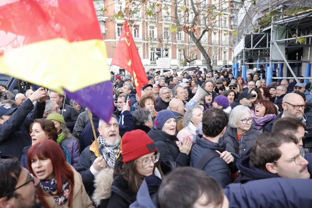 Cientos de personas se concentran frente a la embajada de EEUU en España contra la detención de Maduro: "Yankees de mierda, vayánse al carajo" - El Mundo