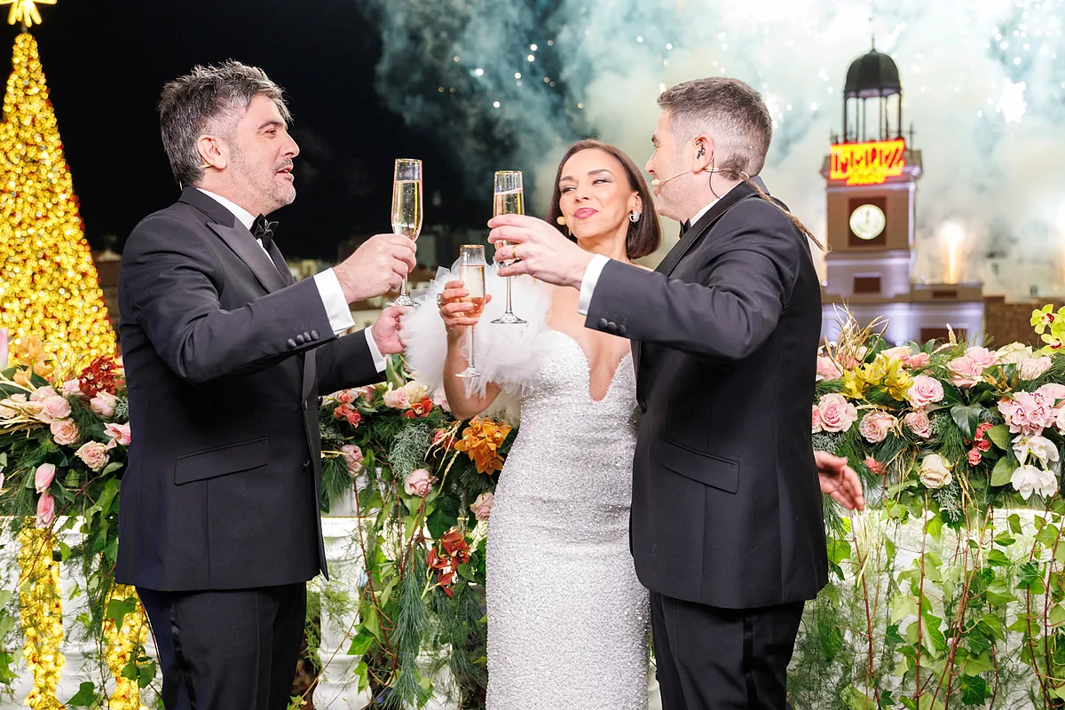 El padre de Chenoa estalla de nuevo: "Con lo que ha costado su vestido de las Campanadas yo podría vivir sin problemas un año" - El Mundo