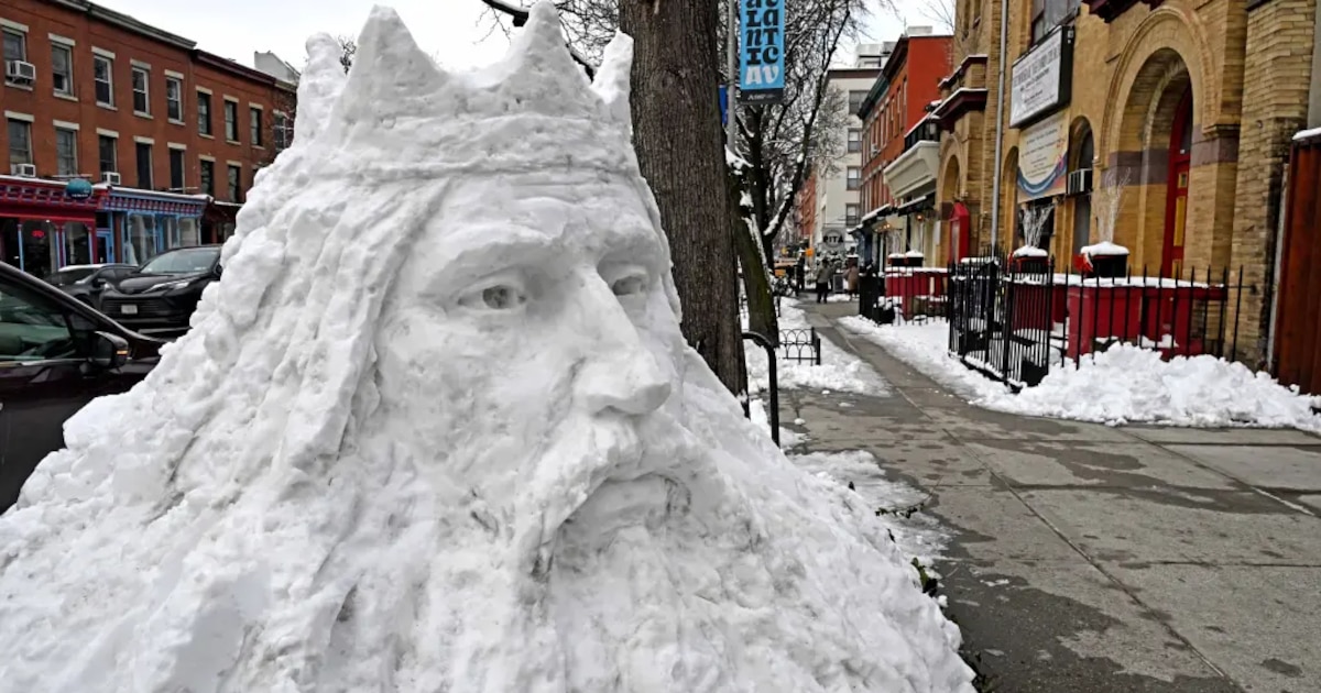 La escultura de nieve de Henrik Lojka atrae a decenas en Brooklyn