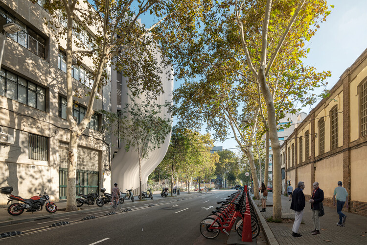 SNOB Architects diseña un edificio de oficinas contemporáneo en el barrio del Raval de Barcelona - Imagen 4 de 5