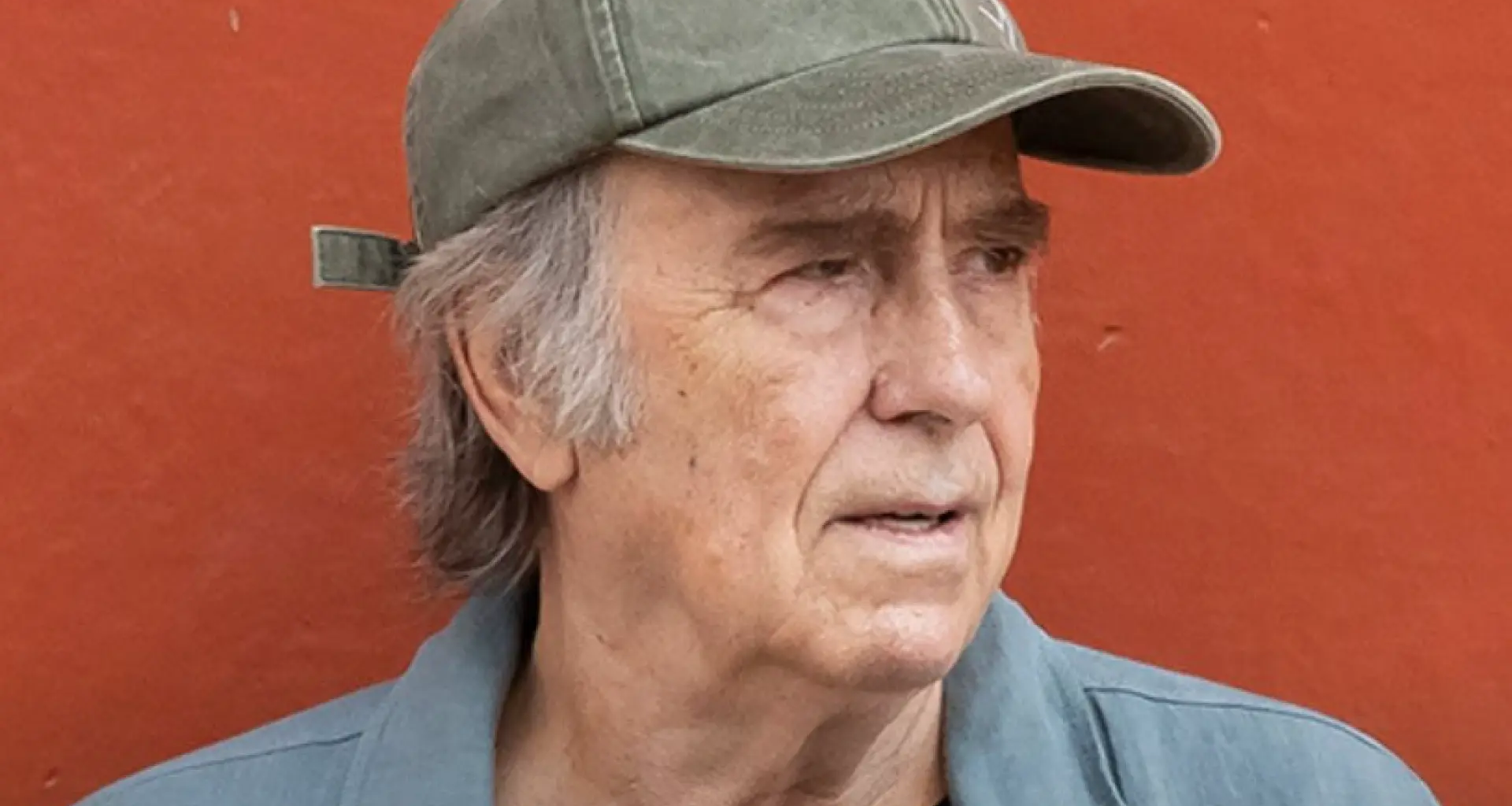 La batalla en antena de un famoso actor por comprar un regalo solidario de Joan Manuel Serrat: "Se la ha ganado"