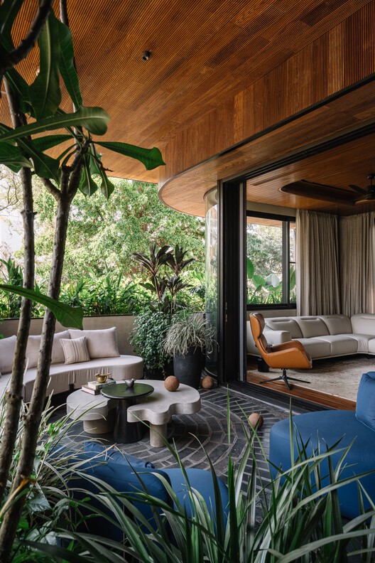 Villa 1374  / The Purple Ink Studio - Fotografía interior, Sala de estar, Madera, Sillas, Jardín