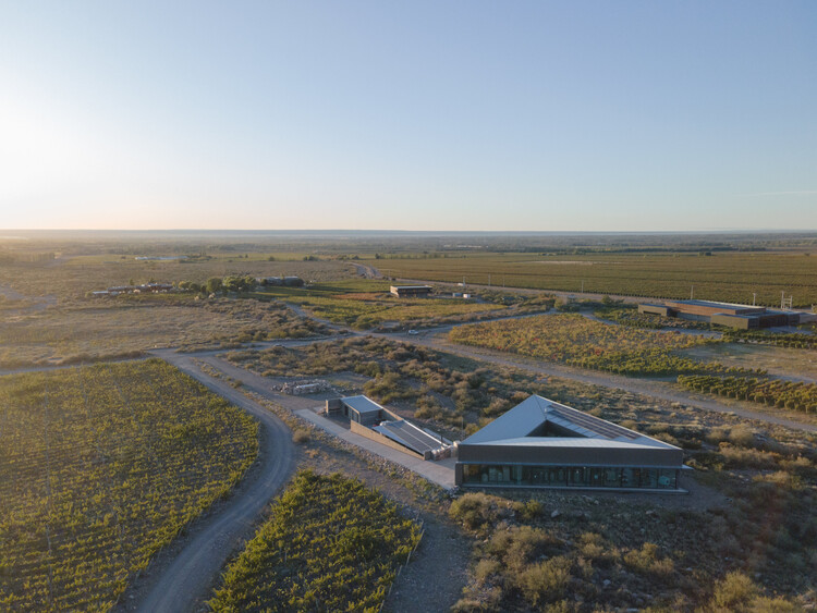 Destilería Santos Espíritus / Valeria Moreno - Fotografía exterior