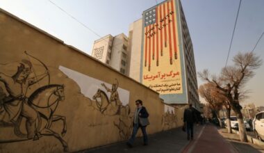 Estallan enfrentamientos entre manifestantes y policías en el bazar de Teherán