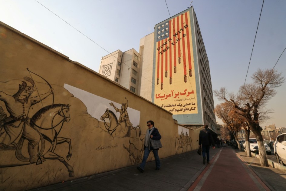 Estallan enfrentamientos entre manifestantes y policías en el bazar de Teherán