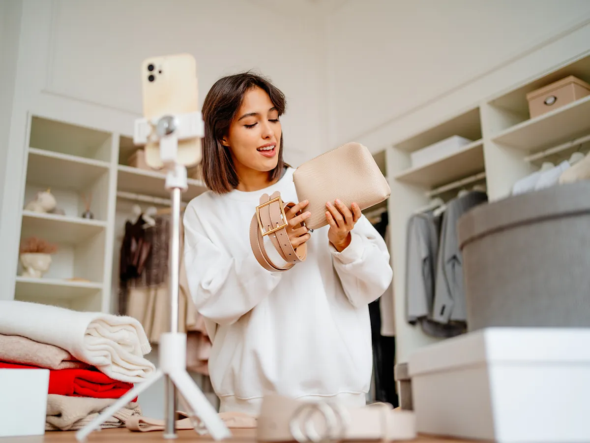 Por qué el regifting o vender los regalos que no te han gustado es una práctica cada vez más generalizada (y sin sentimiento de culpa) - El Mundo