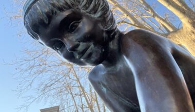 La bella escultura de la niña tocando el agua en el estanque de Banyoles
