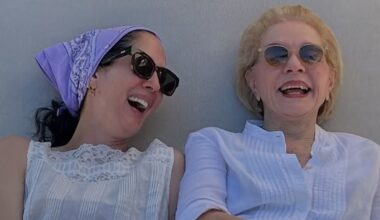 una divertida felicitación que muestra a la mujer tras la leyenda y una ausencia irreparable