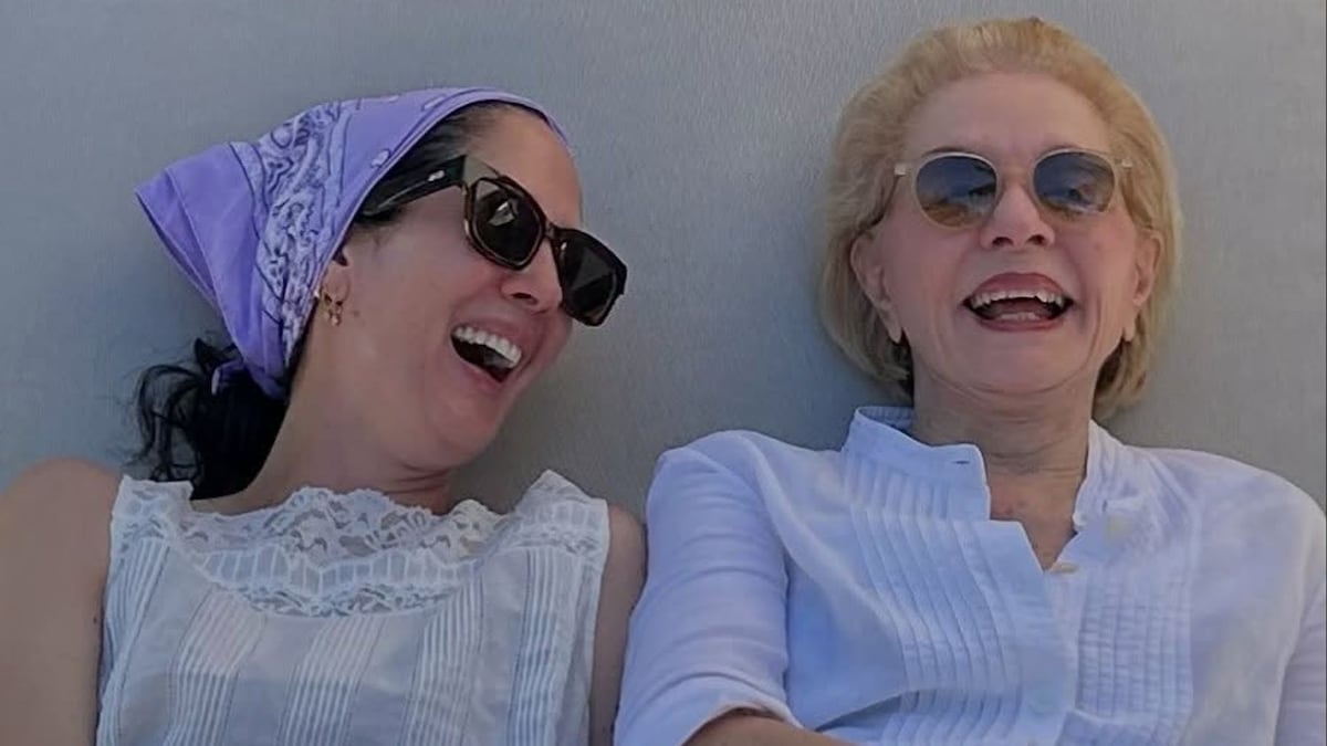 una divertida felicitación que muestra a la mujer tras la leyenda y una ausencia irreparable