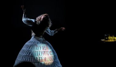 La actriz berciana Raquel Mirón protagoniza una reflexión sobre la existencia humana en “Mientras el meteorito llega”