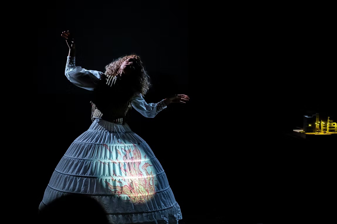 La actriz berciana Raquel Mirón protagoniza una reflexión sobre la existencia humana en “Mientras el meteorito llega”