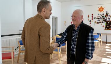 El alcalde de Móstoles comprueba la instalación del nuevo elevador en el centro municipal de mayores de Parque Coimbra