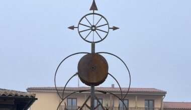 Instalada en Guijo de Santa Bárbara la gran escultura "República de Platón" de Juan Antonio Paniagua
