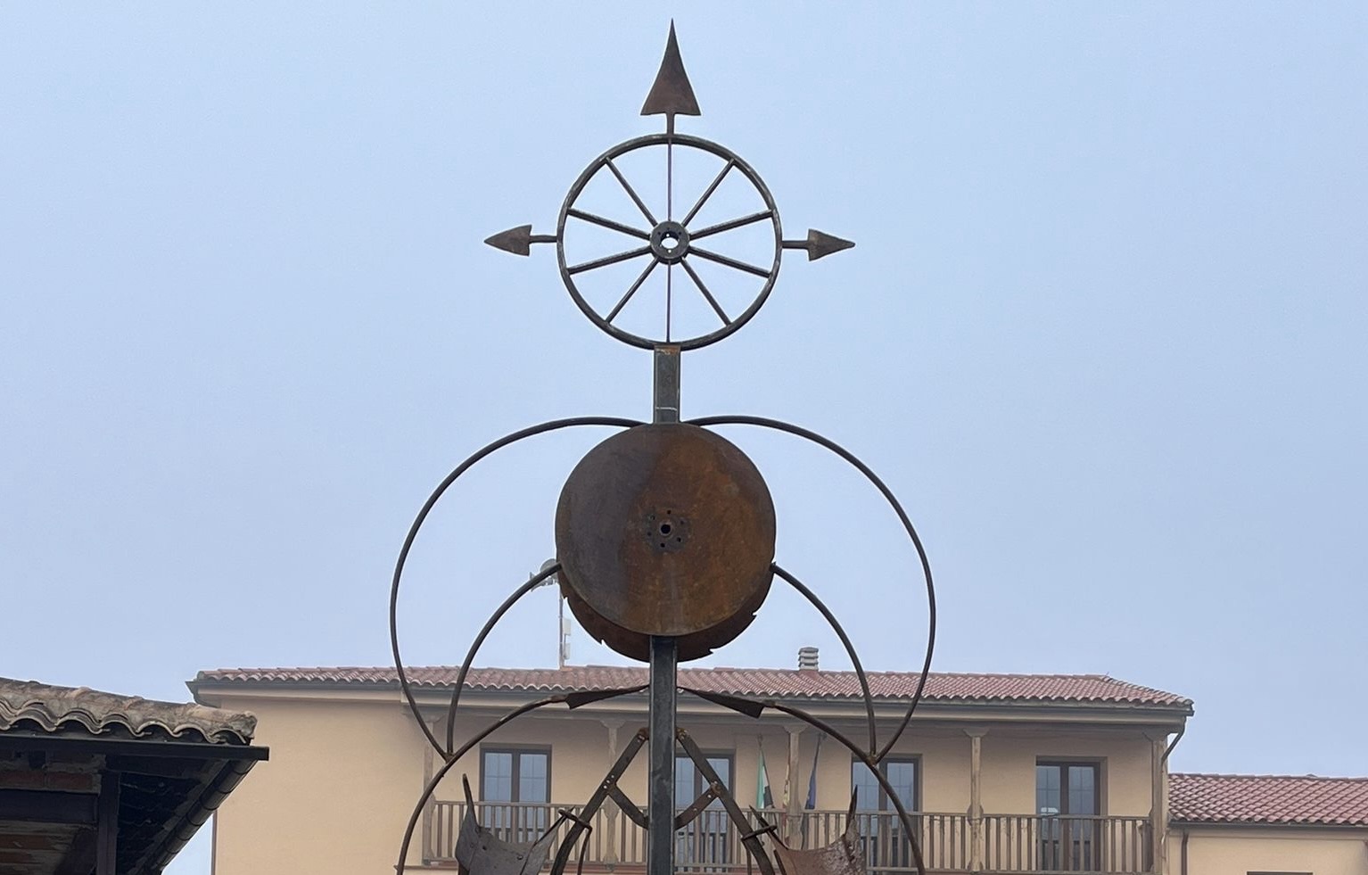 Instalada en Guijo de Santa Bárbara la gran escultura "República de Platón" de Juan Antonio Paniagua