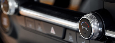 Mazda y la coherencia: elimina las pantallas táctiles de sus coches para evitar distracciones y accidentes