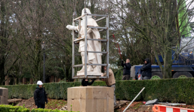 Colocadas las tres primeras estatuas de los reyes en su ubicación definitiva en el parque de la Taconera