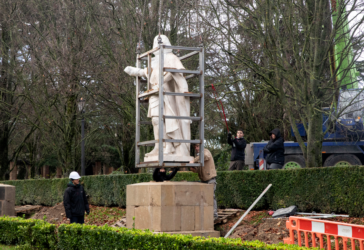 Colocadas las tres primeras estatuas de los reyes en su ubicación definitiva en el parque de la Taconera