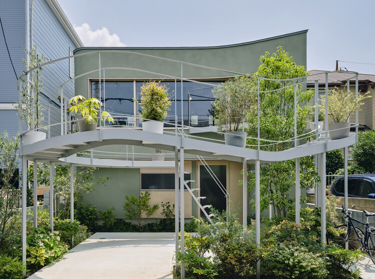 Casa en Nakano / HOAA / Hiroyuki Oinuma Architect & Associates - Fotografía exterior, Balcón, Jardín, Barandas