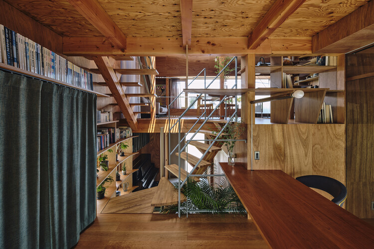 Casa en Nakano / HOAA / Hiroyuki Oinuma Architect & Associates - Fotografía interior, Escaleras, Madera, Fijación Vigas, Sillas